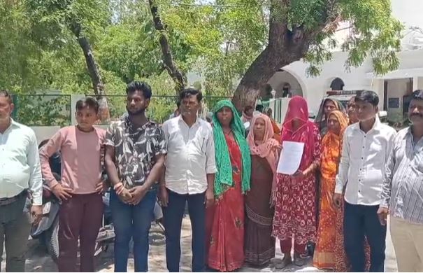 राशन वितरण पर बवाल, ग्रामीणों ने कोटेदार पर लगाए घटतौली के आरोप
