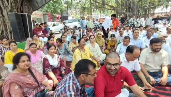शिक्षकों का प्रदर्शन, टीईटी अनिवार्यता और 2017 संशोधन के विरोध में सौंपा ज्ञापन