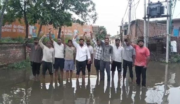 घंटेभर की बारिश में डूबी भोकरहेड़ी, जलभराव से लोगों का फूटा गुस्सा, प्रशासन के खिलाफ प्रदर्शन