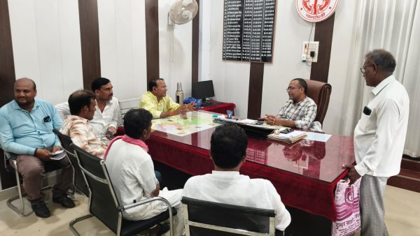 चंदौली: बाढ़ और जलजमाव से धान की फसल बर्बाद, किसानों ने DM से मुआवजे की मांग की