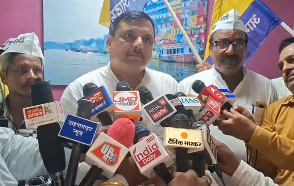 पीडीडीयू जंक्शन पहुंचे AAP सांसद संजय सिंह, ढोल-नगाड़ों के साथ कार्यकर्ताओं ने किया स्वागत