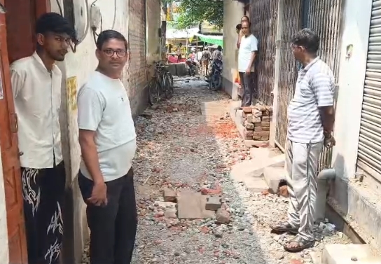 मुगलसराय में अधूरा सीवर निर्माण: वार्ड 24 के लोग परेशान, घरों में घुस रहा पानी