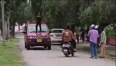 चलती कार पर युवक का खतरनाक स्टंट, वीडियो वायरल होने के बाद पुलिस ने शुरू की जांच