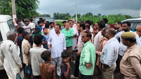 Chandauli News: चूरमुली गांव में बाढ़ का कहर, राणा सिंह ने मांगा राहत-मुआवजा