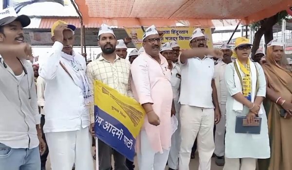पंडित दीनदयाल उपाध्याय नगर: सांसद निधि से हुआ सीसी रोड और नाली का लोकार्पण, वार्ड-21 के लोगों को मिली सौगात