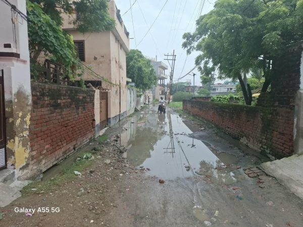 चार साल से जलजमाव की मार, गंदे पानी से होकर स्कूल जाने को मजबूर वार्ड-9 के बच्चे