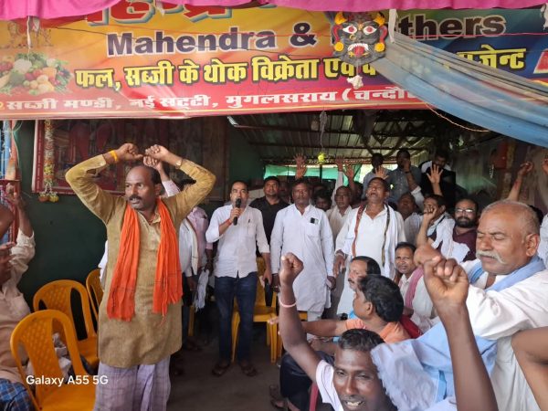 फल-सब्जी कारोबारियों का अनिश्चितकालीन धरना शुरू, तीन मांगों को लेकर प्रदर्शन