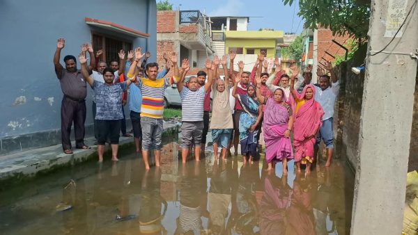 डेढ़ महीने से जलजमाव, वार्ड नंबर-3 के लोग परेशान; सड़क पर पानी से बढ़ी मुश्किलें