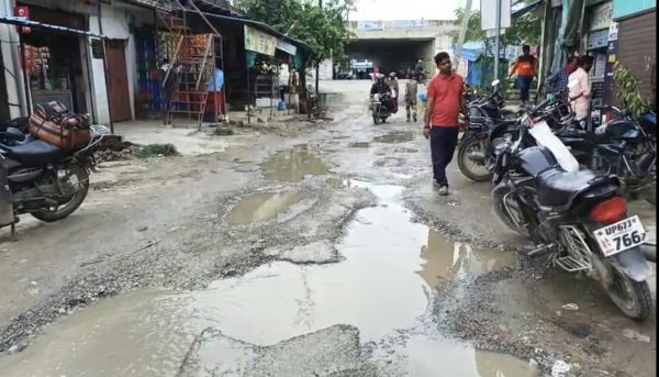 50 गांवों को जोड़ने वाली मधुपुर सड़क बदहाल, बारिश में बढ़ी ग्रामीणों की परेशानी
