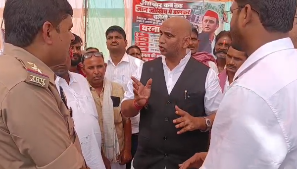 Chandauli News: NH-24 की पटरी निर्माण की मांग पर धरने पर बैठे मनोज सिंह डब्लू, अधिकारियों से कहासुनी