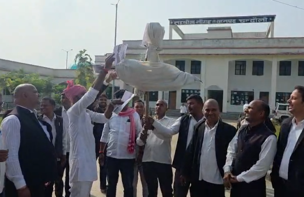 चंदौली: नौगढ़ तहसील में अधिवक्ताओं का प्रदर्शन, मुख्य चुनाव आयुक्त का पुतला फूंका