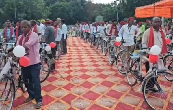 प्रतापगढ़ में 325 ग्राम प्रहरियों को मिली साइकिल, 1200 को सीटी, डोरी और धोती सेट वितरित