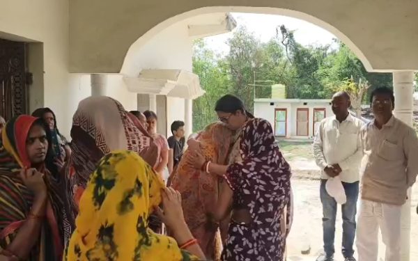 अमेठी: BSF जवान की मौत पर गांव में पसरा मातम, स्मृति ईरानी ने परिजनों से मिलकर जताया शोक