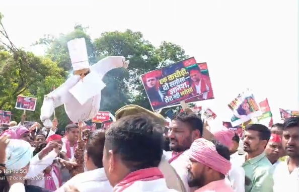 चंदौली में सपा का जोरदार प्रदर्शन, मुख्य चुनाव आयुक्त को हटाने की मांग