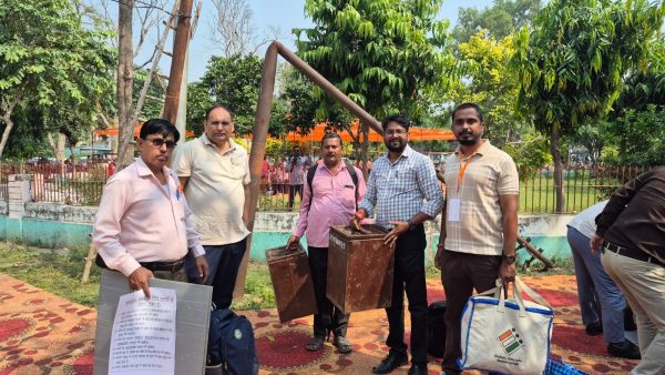 अलीगढ़ में शिक्षक-स्नातक MLC चुनाव की तैयारियां पूरी, नौरंगीलाल कॉलेज से रवाना हुईं पोलिंग पार्टियां