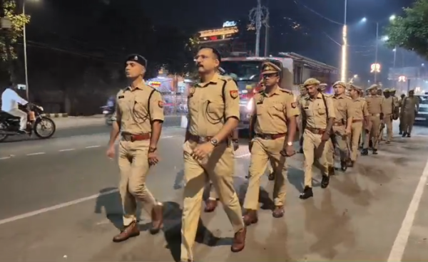 अलीगढ़ में त्योहारों को लेकर पुलिस अलर्ट, प्रमुख बाजारों और चौराहों पर पैदल गश्त व चेकिंग अभियान