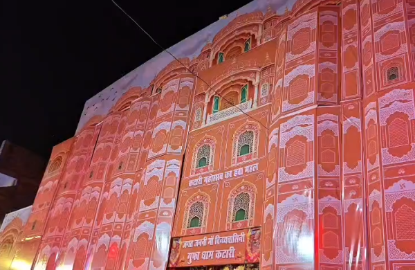 अमेठी में राजस्थान के हवा महल की तर्ज पर सजा मां भगवती का दरबार, कटारी महोत्सव में उमड़ रहे श्रद्धालु