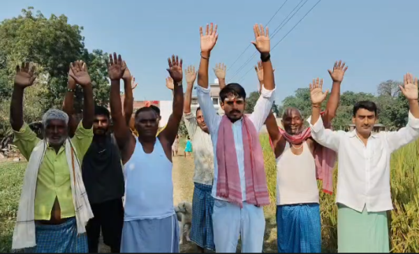 चंदौली में 25 साल से सड़क का इंतजार, ग्रामीणों ने दिया 15 दिन का अल्टीमेटम; बोले- सड़क नहीं तो वोट नहीं
