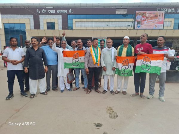 राहुल गांधी की महारैली में शामिल होने दिल्ली रवाना हुए चंदौली के कांग्रेस कार्यकर्ता
