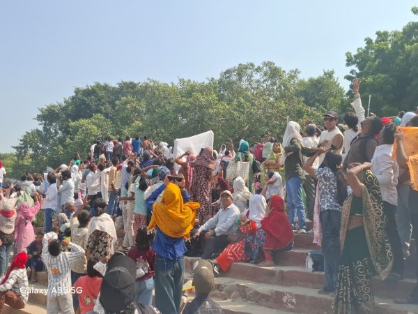 मुगलसराय: एयर शो देखने उमड़ी भारी भीड़, 5 लाख लोगों के पहुंचने का अनुमान; सुरक्षा व्यवस्था सख्त