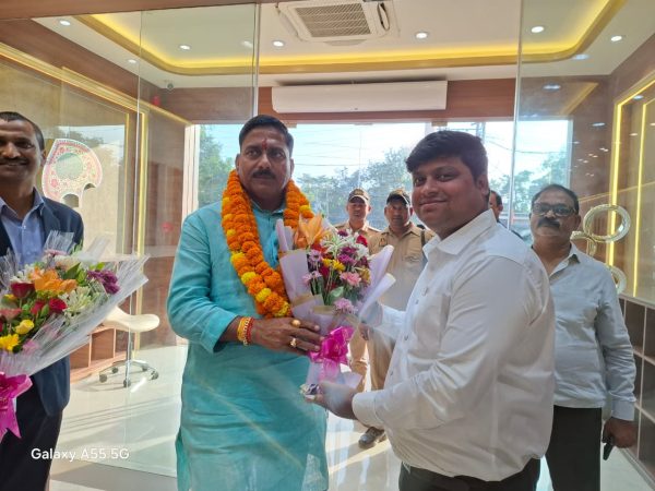 मुगलसराय में आधुनिक शोरूम से कारोबार को मिलेगी नई पहचान, चेतमणि ऑर्नामेंट्स पहुंचे विधायक रमेश जायसवाल